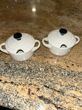 LE CREUSET White Ceramic Mini Cocotte w/Lid & Handle (Set of 2) Condiment pots